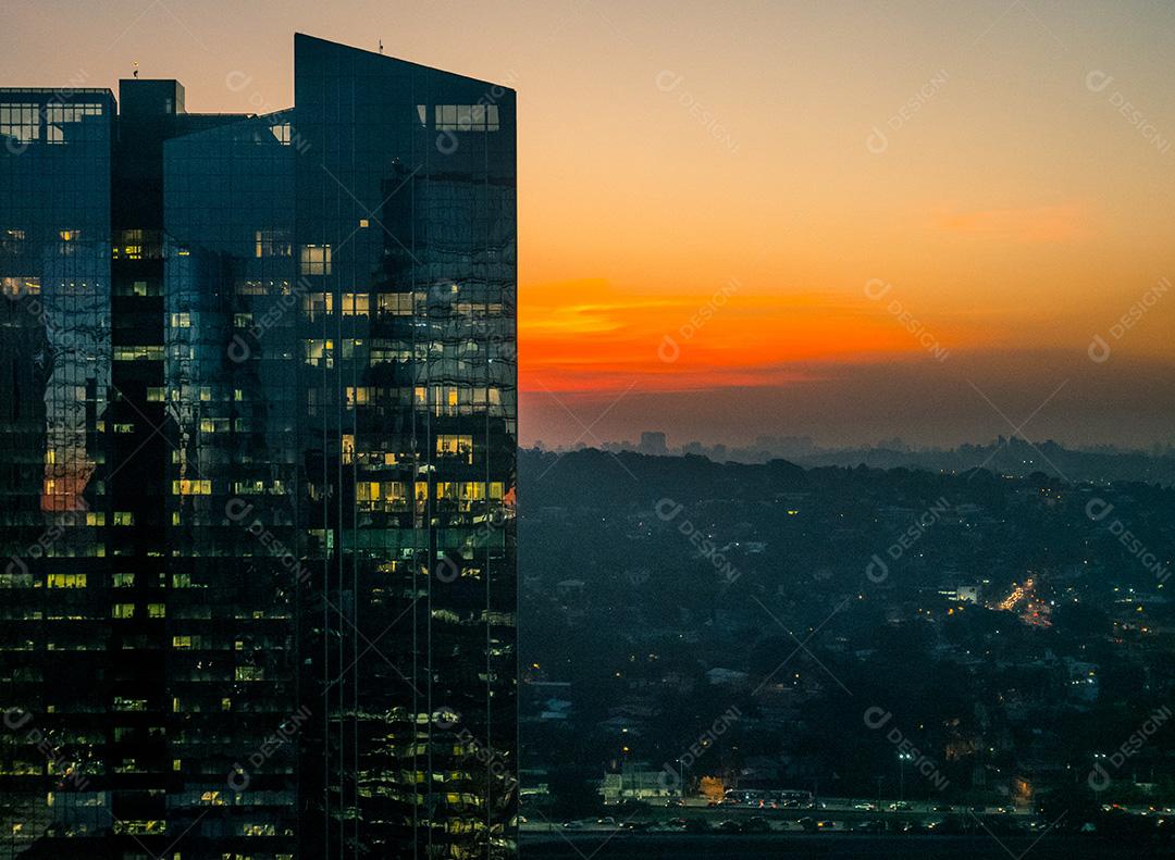 Rio Pinheiros cercado por árvores e escritórios