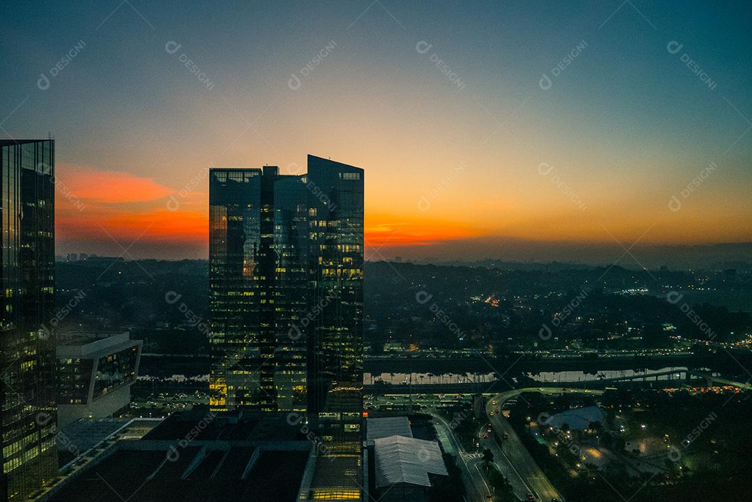 Rio Pinheiros cercado por árvores e escritórios