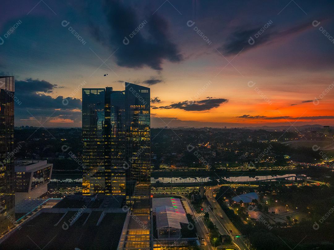 Rio Pinheiros cercado por árvores e escritórios