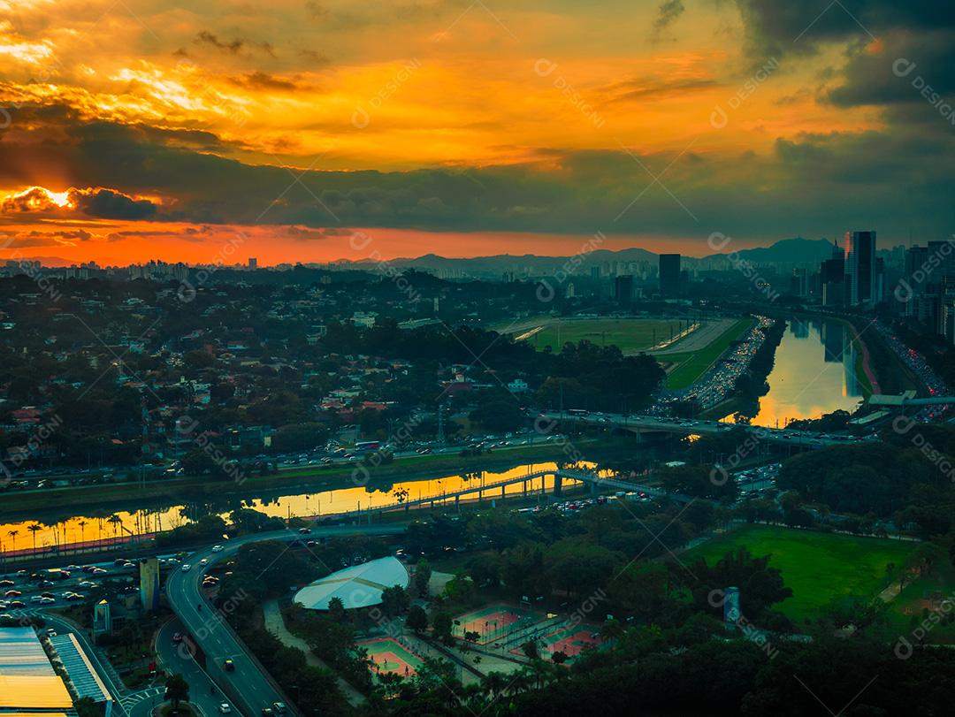 Rio Pinheiros cercado por árvores e escritórios