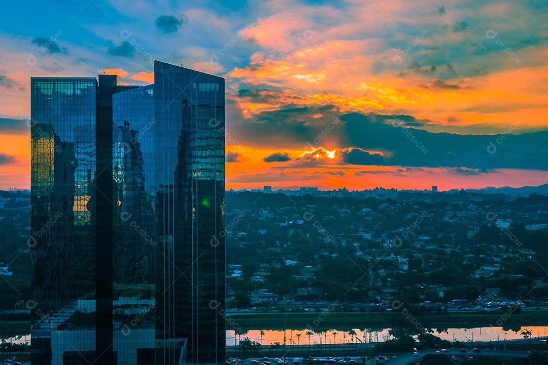 Rio Pinheiros cercado por árvores e escritórios