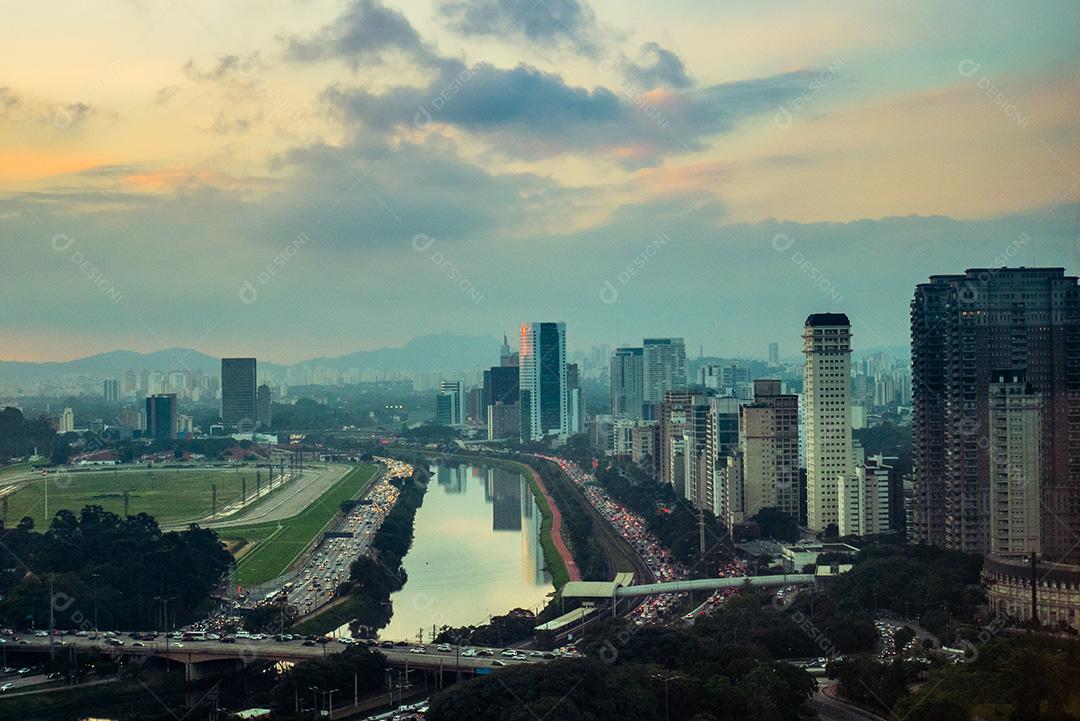 Rio Pinheiros cercado por árvores e escritórios