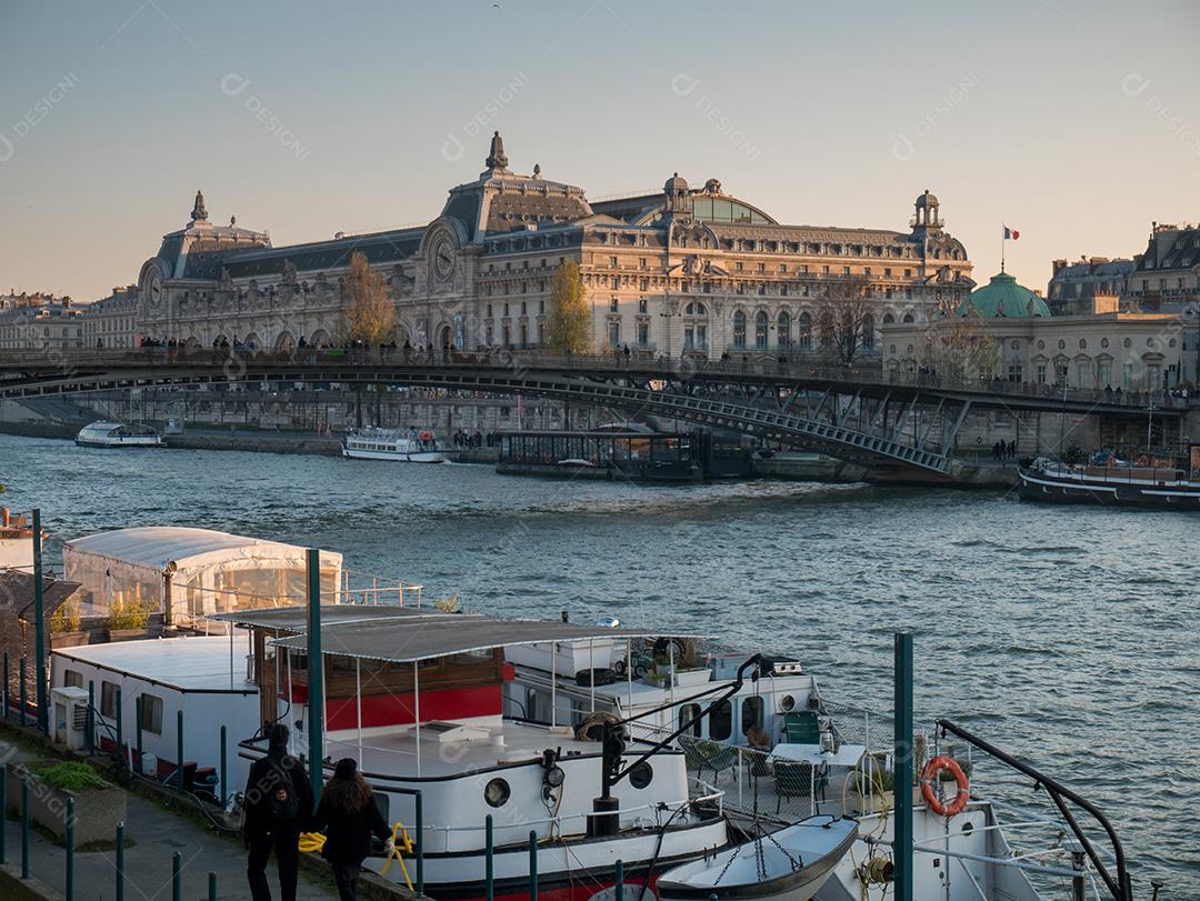 Vista ampla do Rio Sena em Paris