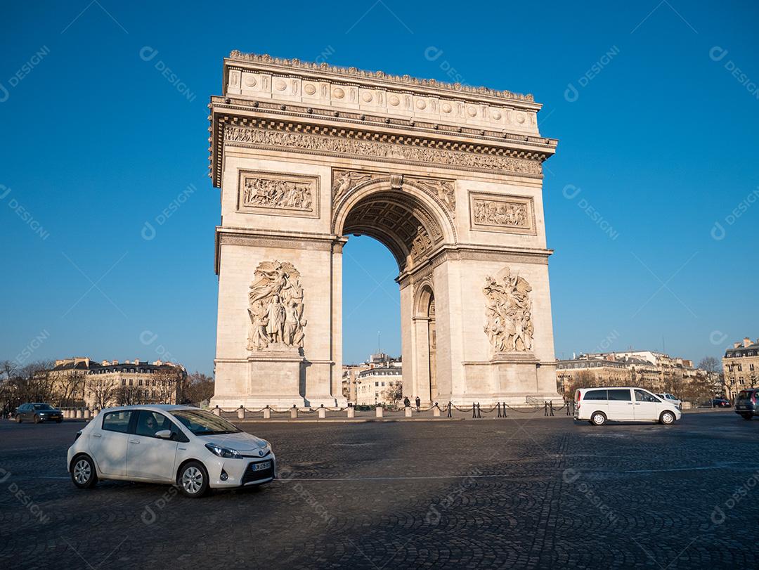 Vista do Arco do Triunfo e Tráfego em Paris