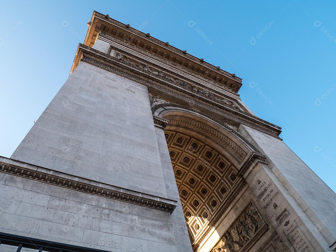 Vista de baixo ângulo do Arco do Triunfo e Tráfego em Paris