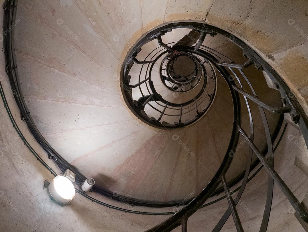 Vista superior de uma escada em espiral interna
