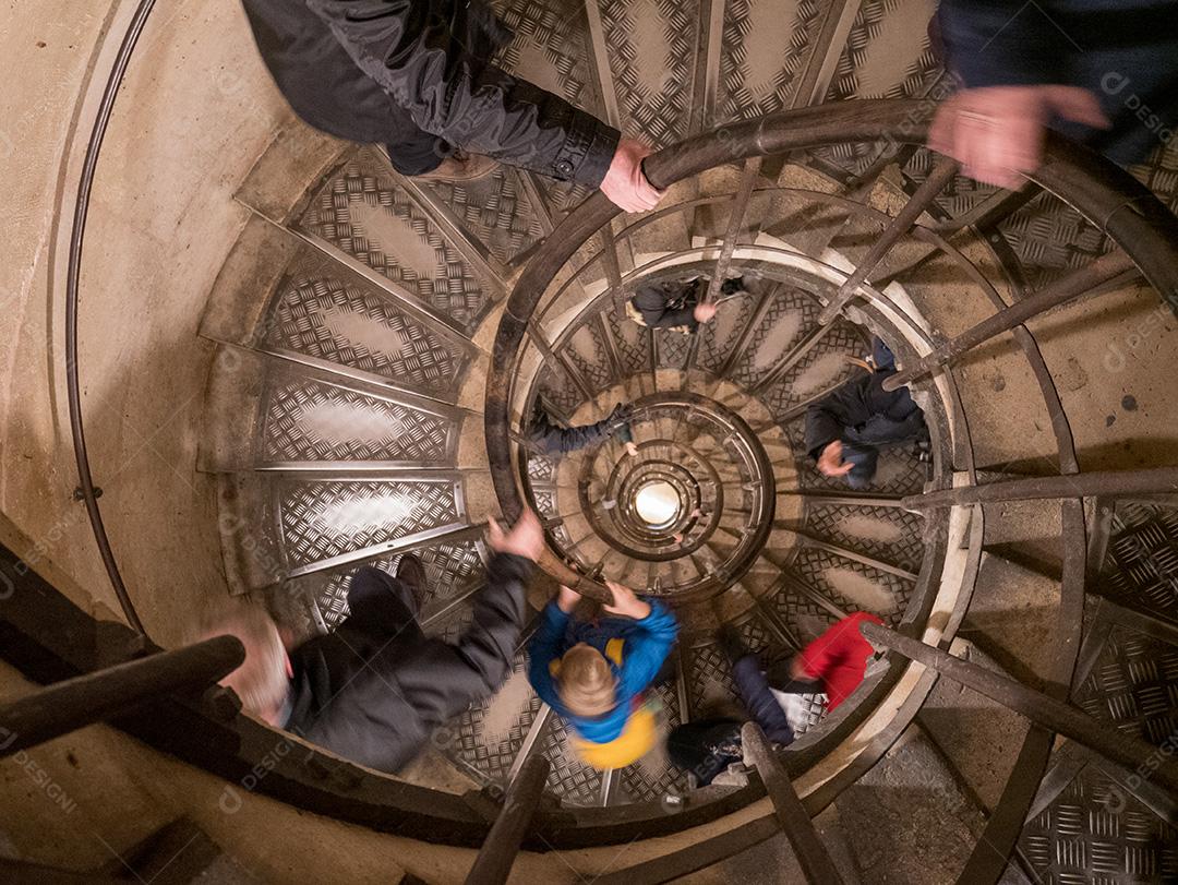 Vista superior de uma escada em espiral interna