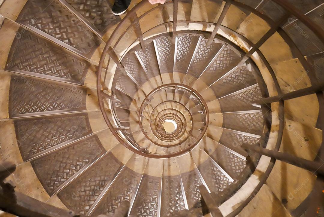 Vista superior de uma escada em espiral interna