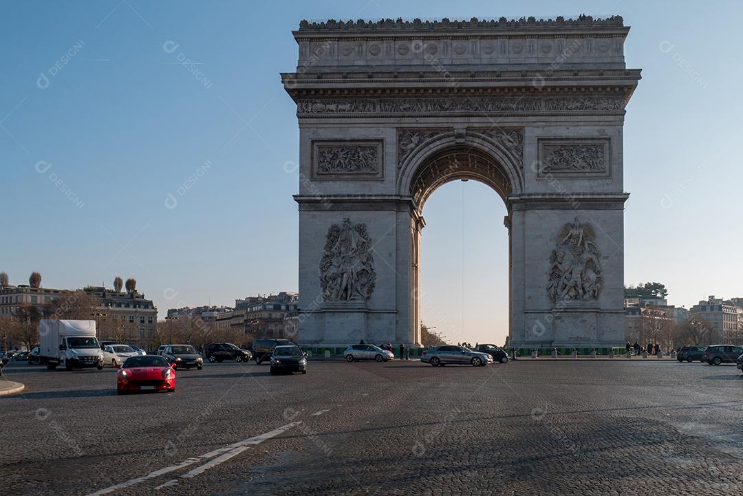 Vista do Arco do Triunfo e Tráfego em Paris