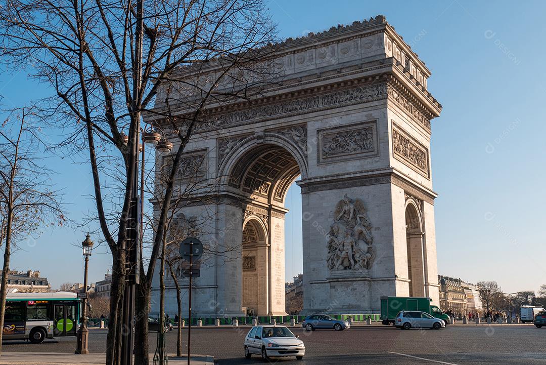 Vista do Arco do Triunfo e Tráfego em Paris