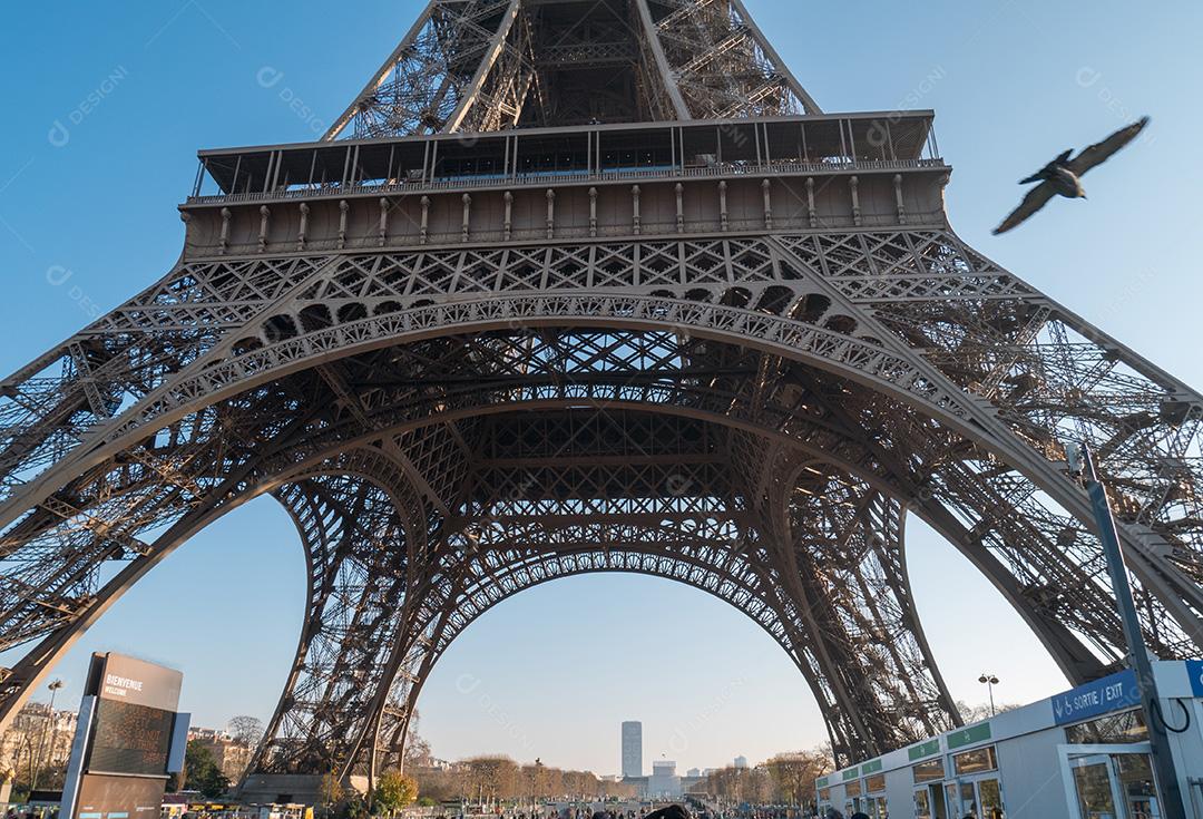 Vista de baixo ângulo da Torre Eiffel em Paris