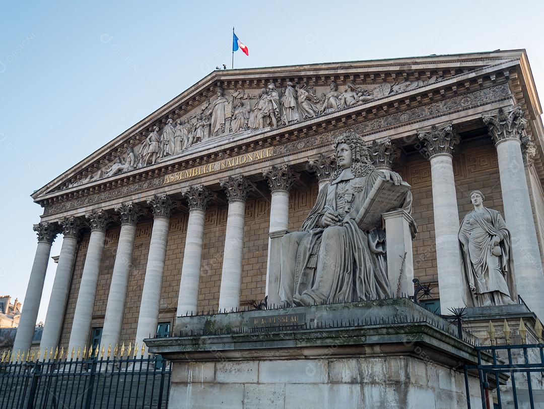 Paris, França - 4 de dezembro de 2016: Vista de baixo ângulo do Palais Bourb
