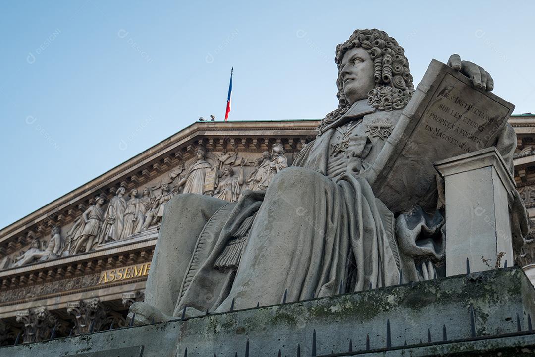 Paris, França - 4 de dezembro de 2016: Vista de baixo ângulo do Palais Bourb