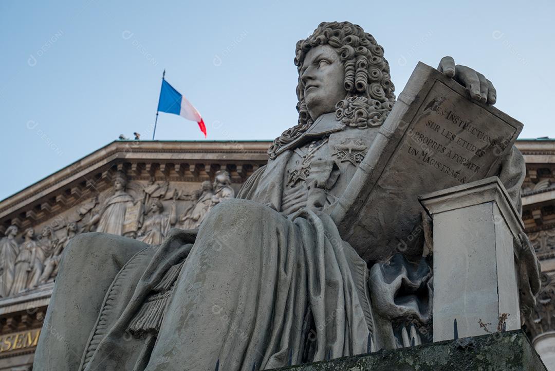 Paris, França - 4 de dezembro de 2016: Vista de baixo ângulo do Palais Bourb
