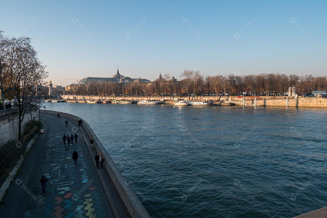 Vista ampla do Rio Sena em Paris
