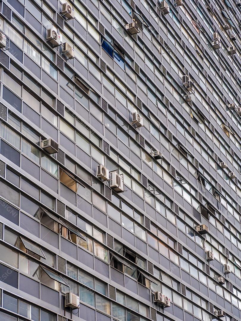 Janelas de escritórios no centro de São Paulo