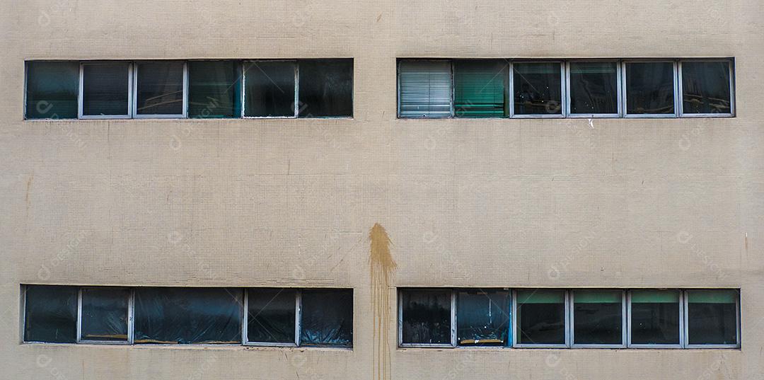 Janelas de escritórios no centro de São Paulo