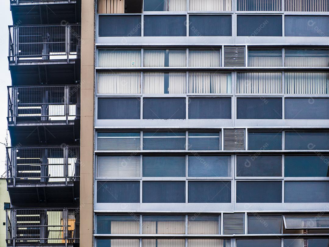 Janelas de escritórios no centro de São Paulo