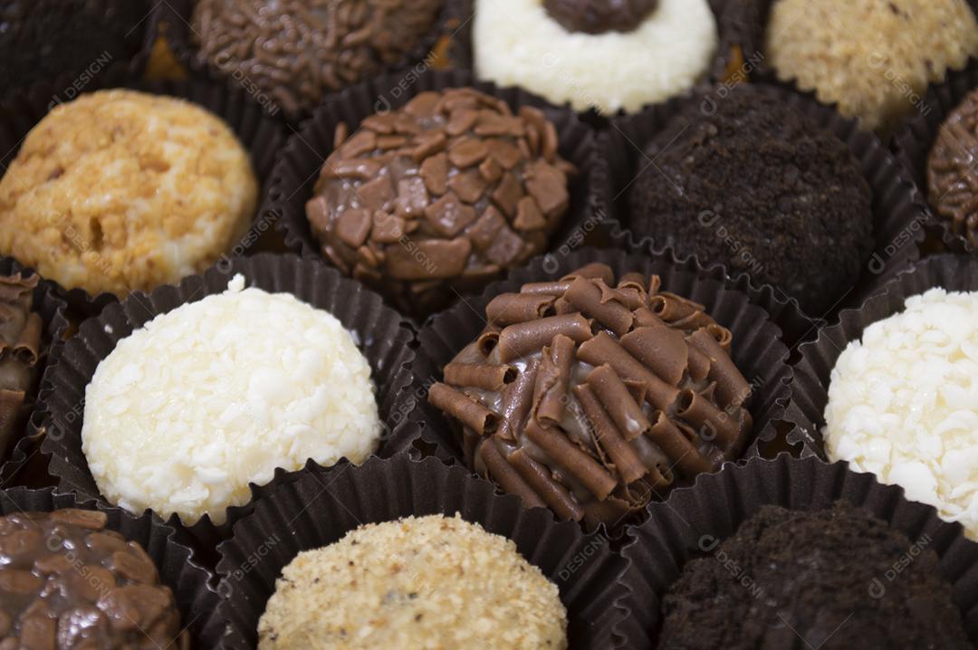 Chocolate gourmet brasileiro, amendoim e brigadeiros de coco.