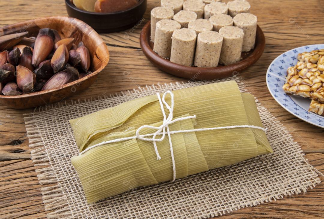 Comida típica do festival junino brasileiro. Pamonha, batata doce, semente de pinhão e doce de amendoim.