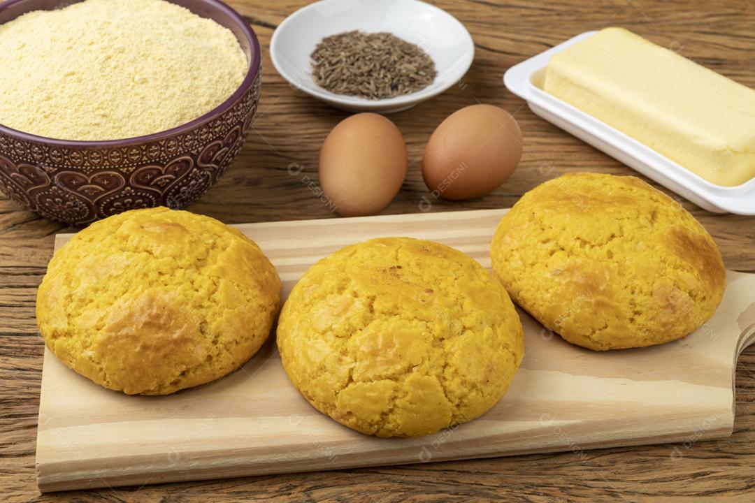 Broa, pão de farinha de milho típico brasileiro com ingredientes. Manteiga, ovos, ervas e fuba, farinha de milho.