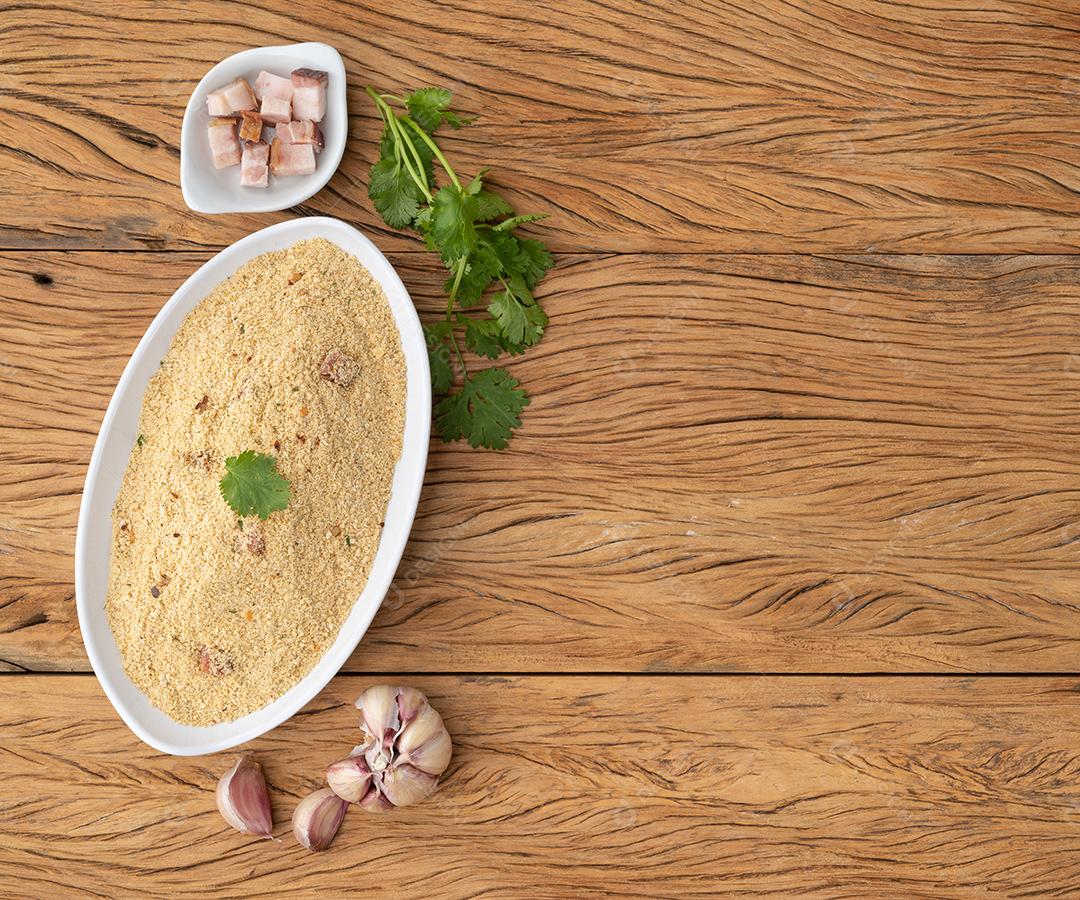 Farofa, prato típico do lado da farinha de mandioca brasileira com temperos