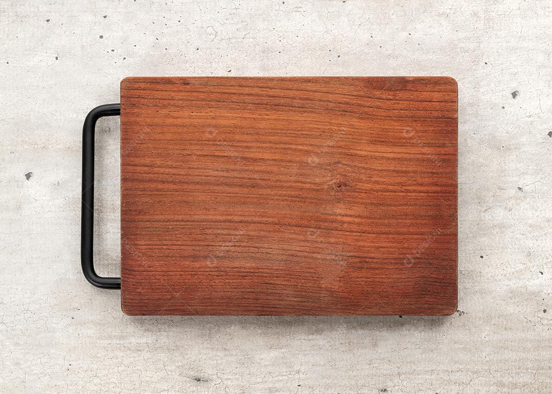 Tábua de madeira vazia sobre mesa de madeira