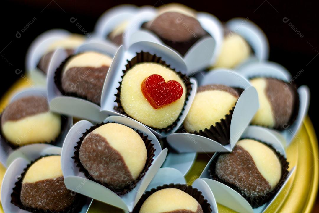 Brigadeiro sobre pote doce comida