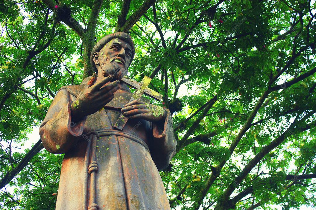 Estatua sobre floresta monumentos