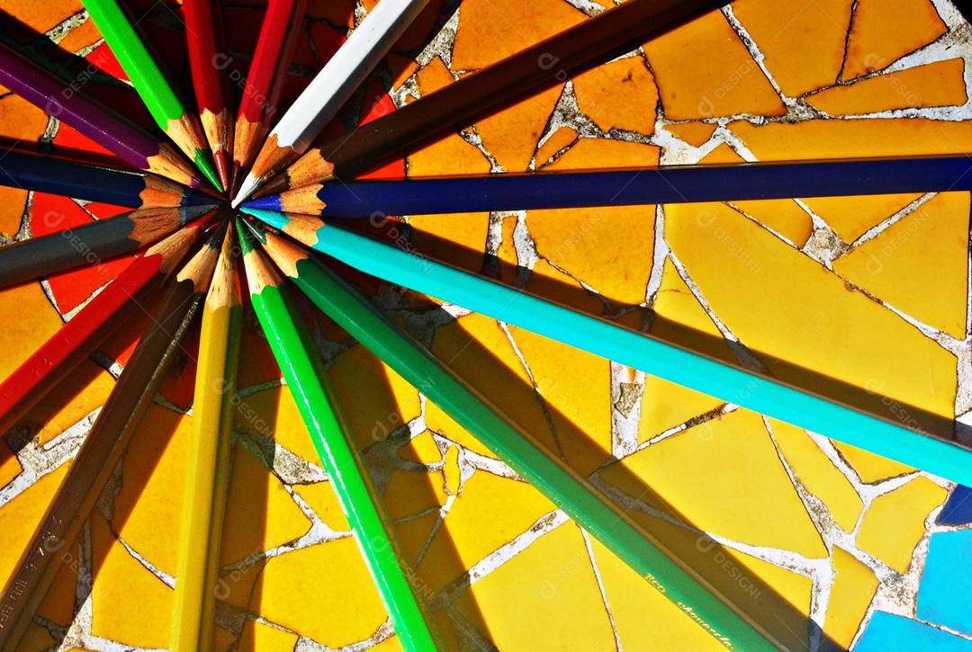 Lápis de cores sobre fundo amarelo piso