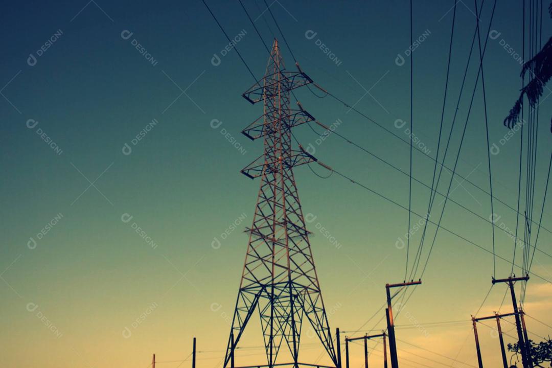 Torre de transmissão de energia sobre céu azul