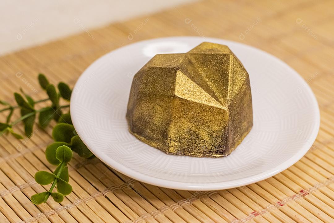 Comida sobremesa sobre prato branco