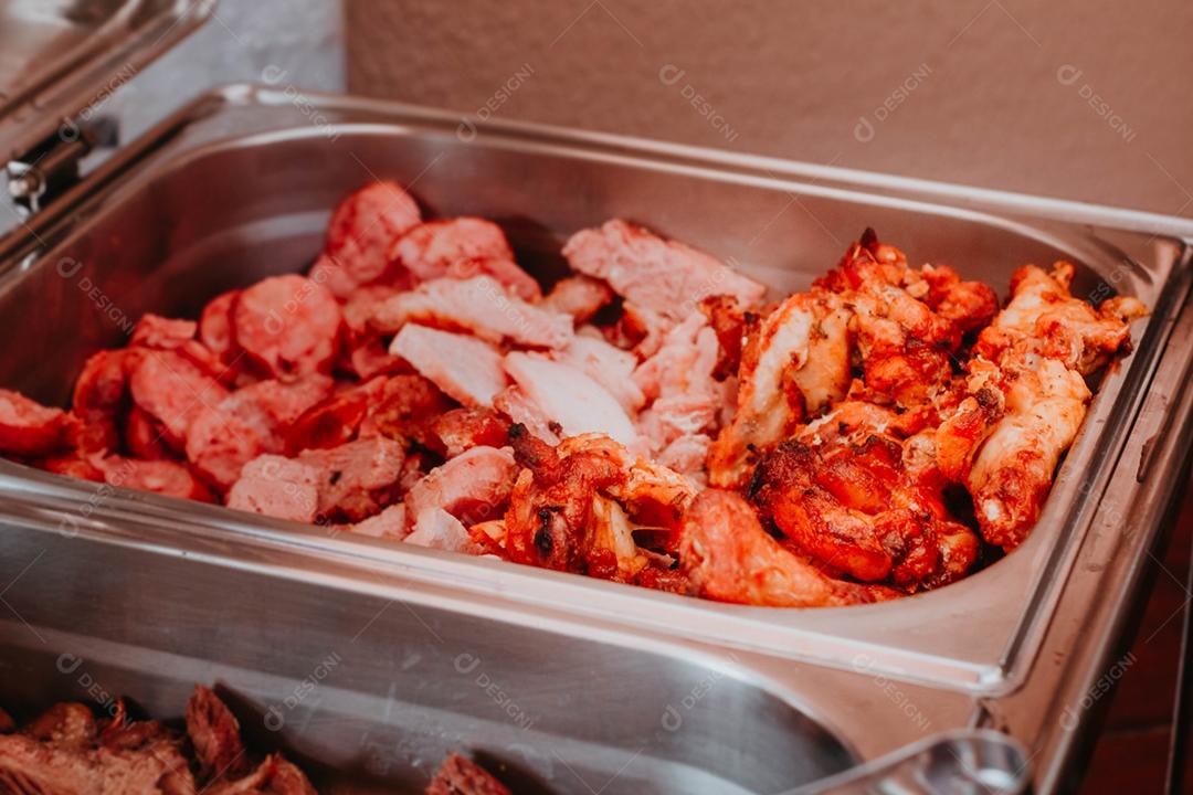 Comida restaurante coxas linguiças buffete