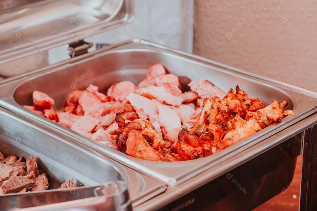 Comida restaurante coxas linguiças buffete