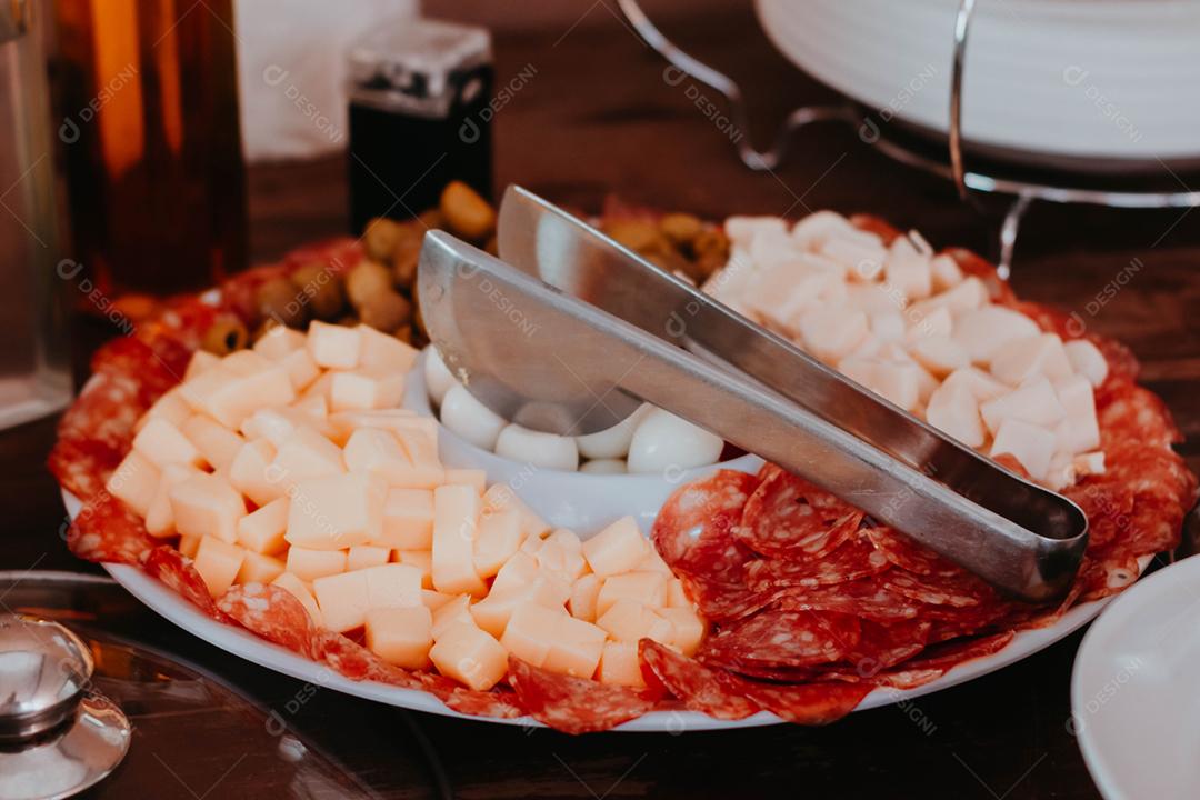 Prato de comida feijão calabresa defumada ovos banquete