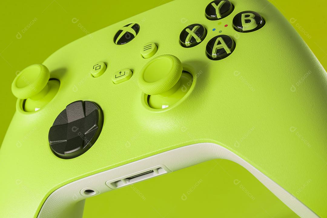 Xbox controles verde elétrico Volt, 21 de março de 2022, São Paulo, Brasil.