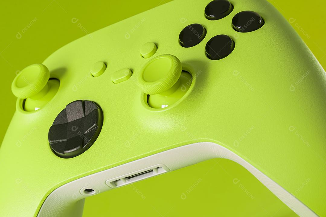 Controlador de jogo verde sobre fundo verde