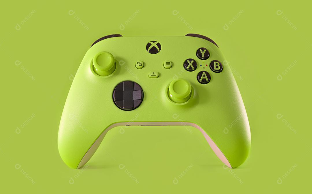 Xbox controles verde elétrico Volt, 21 de março de 2022, São Paulo, Brasil.