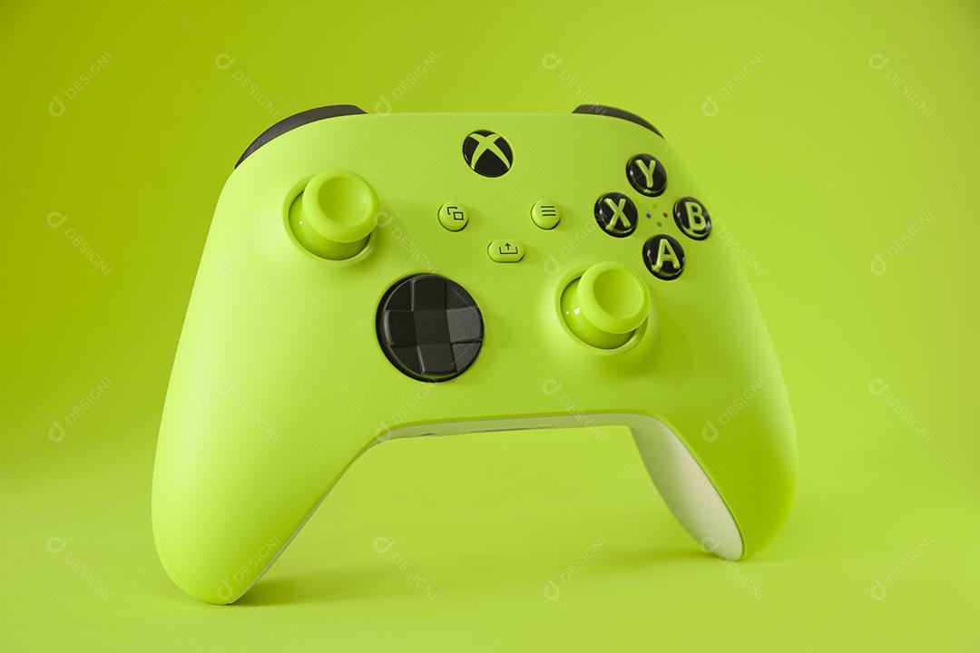 Xbox controle verde elétrico Volt, 21 de março de 2022, São Paulo, Brasil.