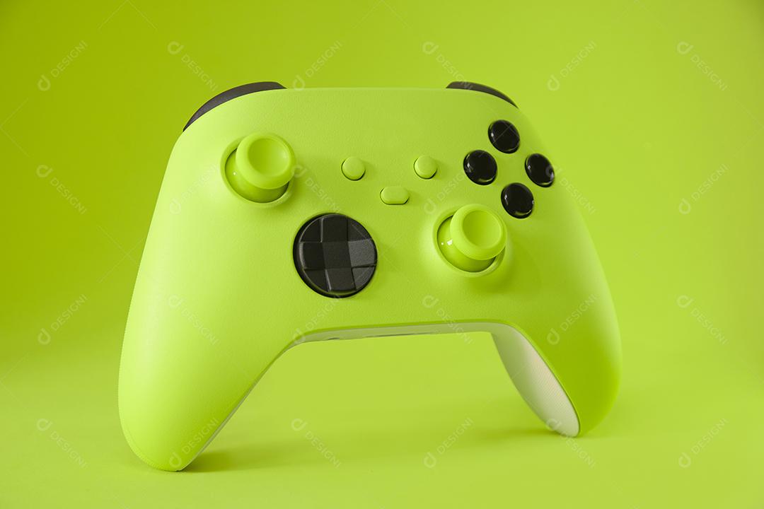 Controlador de jogo verde sobre fundo verde