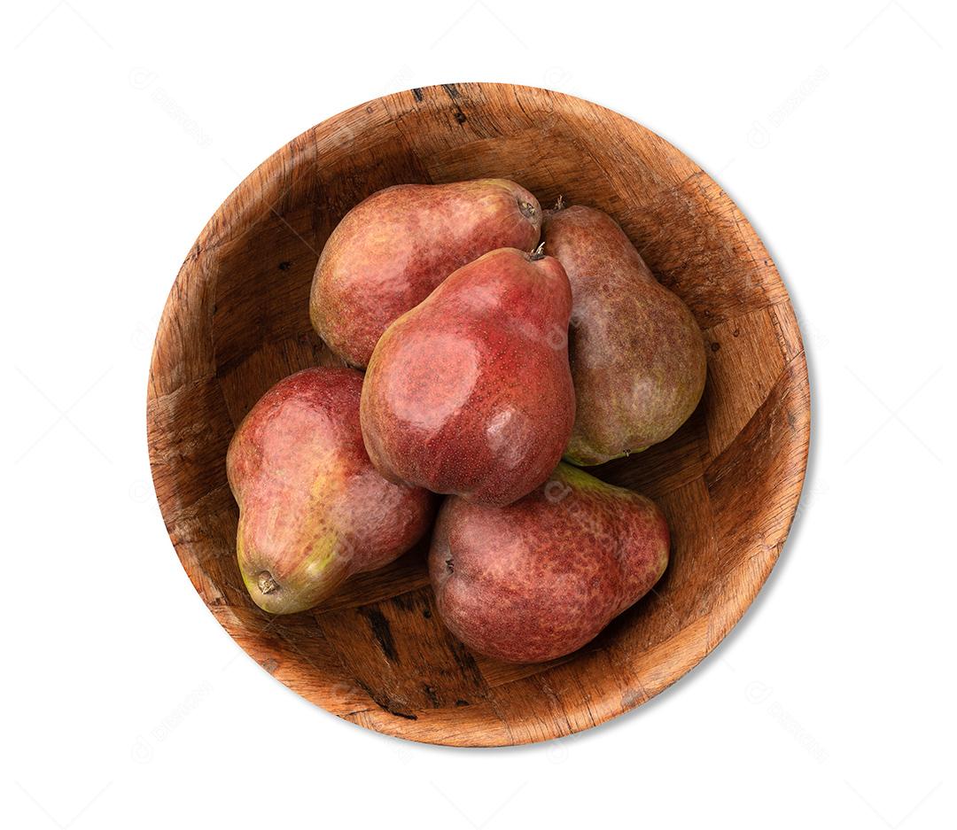 Peras vermelhas em uma tigela isolada sobre fundo branco