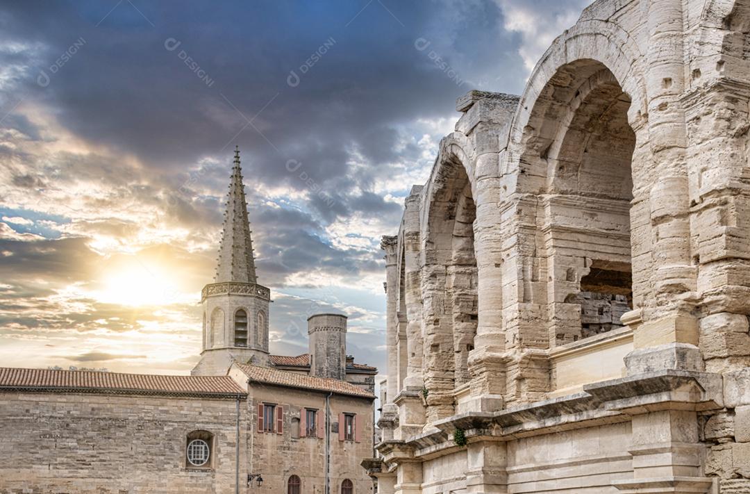 Detalhe dos arcos da Arena de Arles na França