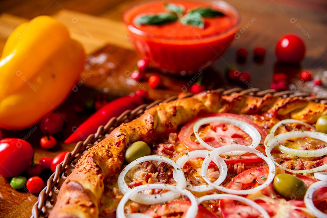 Comida pizza margherita cebola pimentas ao fundo