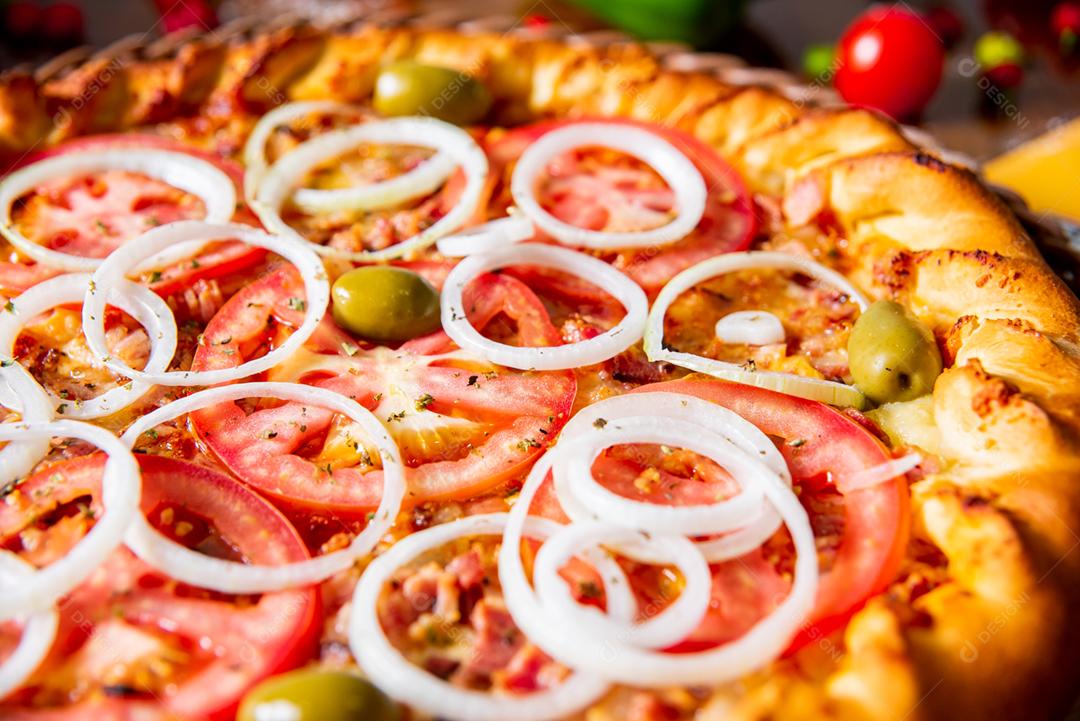 Comida pizza margherita cebola pimentas ao fundo