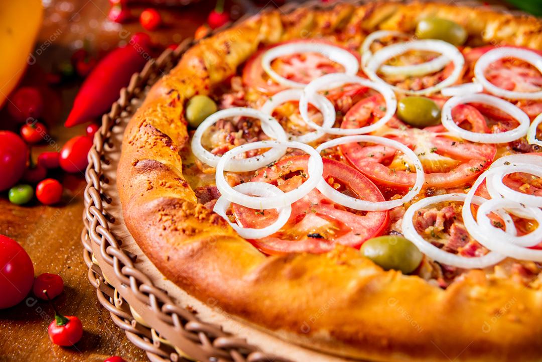 Comida pizza margherita cebola pimentas ao fundo