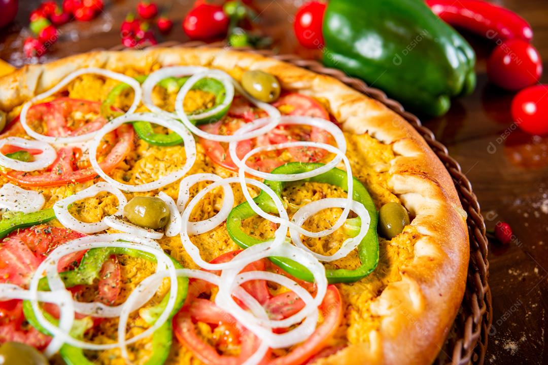 Comida pizza mexicana sobre pimentas ao fundo