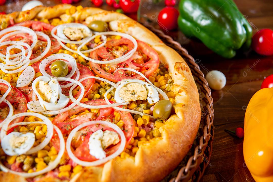 Comida pizza margherita cebola pimentas ao fundo