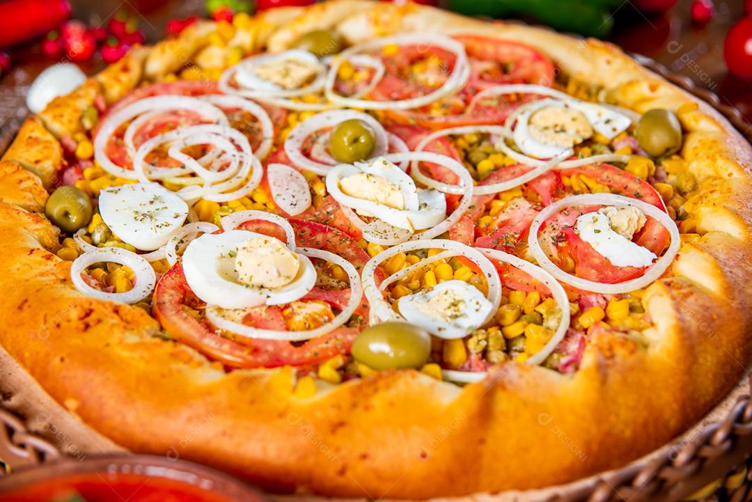 Comida pizza margherita cebola pimentas ao fundo