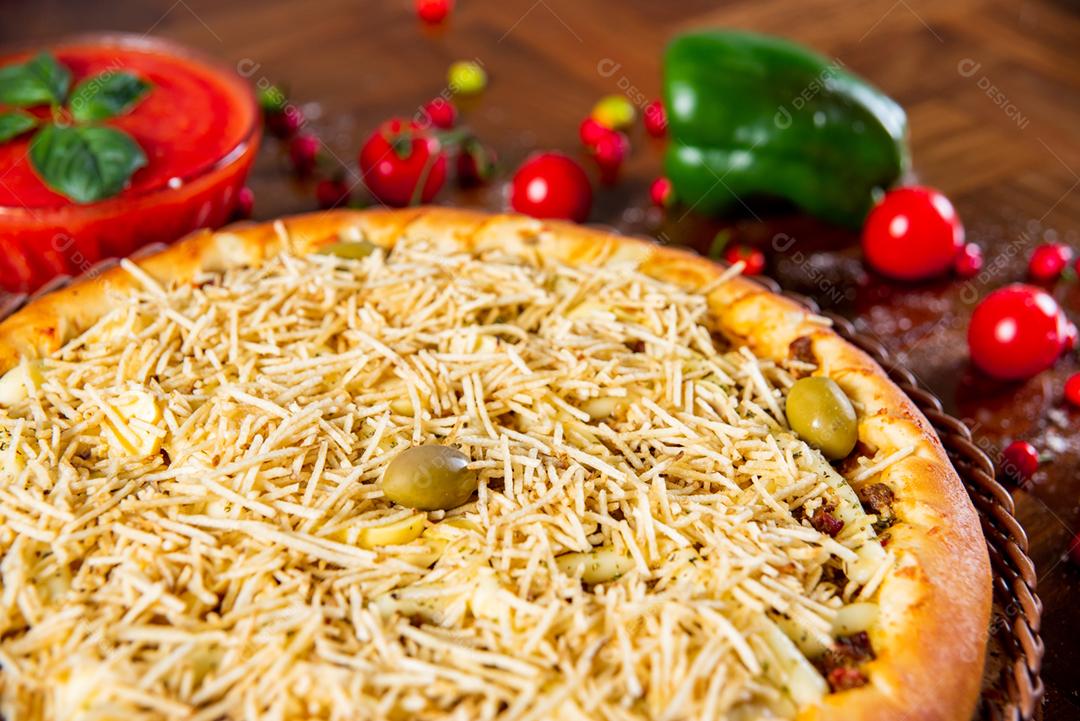 Comida pizza de strogonoff pimentas ao fundo