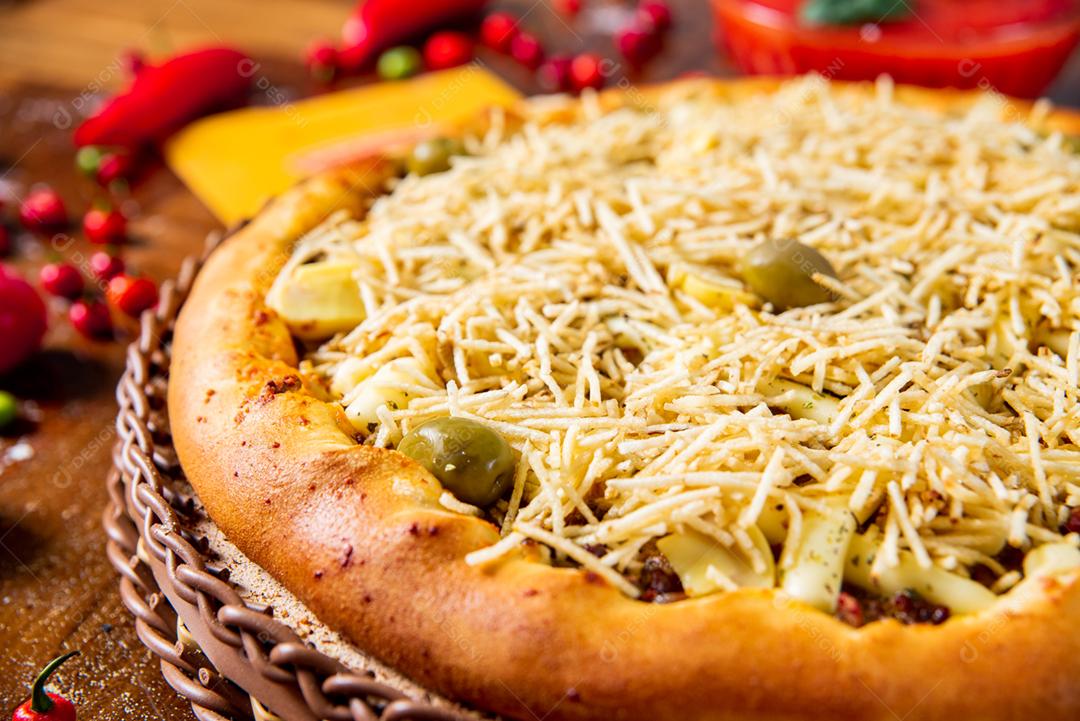 Comida pizza de strogonoff pimentas ao fundo